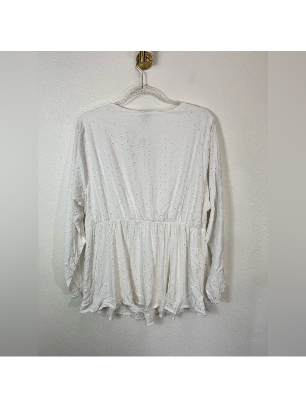 Torrid NWT Eyelet White Peplum Blouse with V-Neckline and Billowy Sleeves Sz 1X - Picture 3 of 12